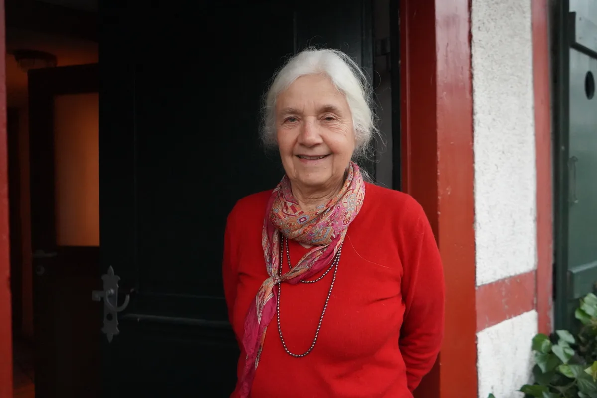 Lisbeth Winkler-Dietrich vor ihrem Häuschen in der Altstadt von Greifensee.